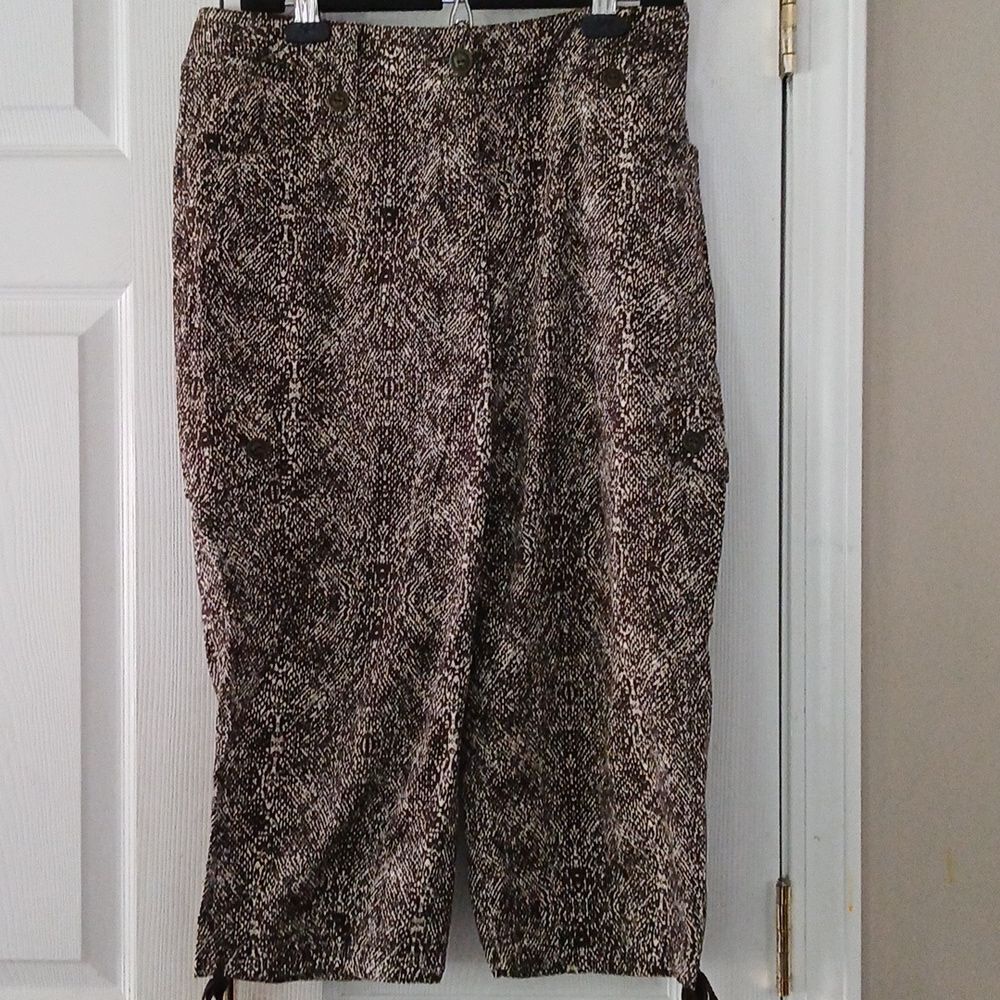 Chico's brown cream cargo capris with drawstring leg opening Sz 6 NWOT